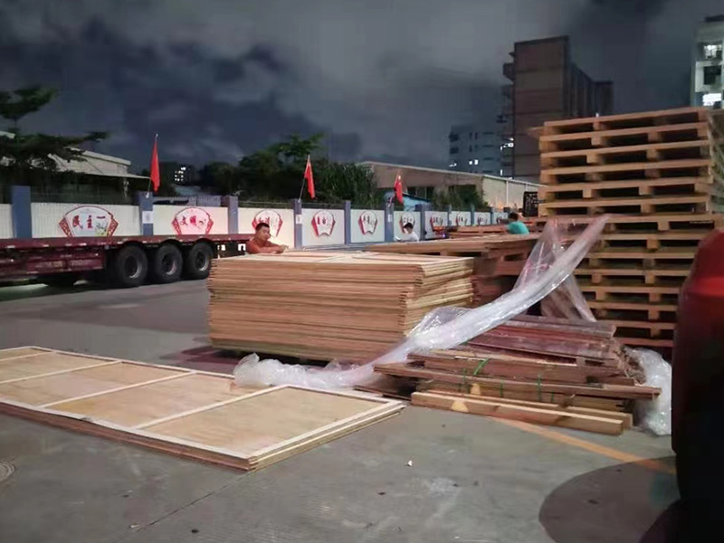 深圳石(shi)岩某重(zhòng)型設備(bèi)包裝